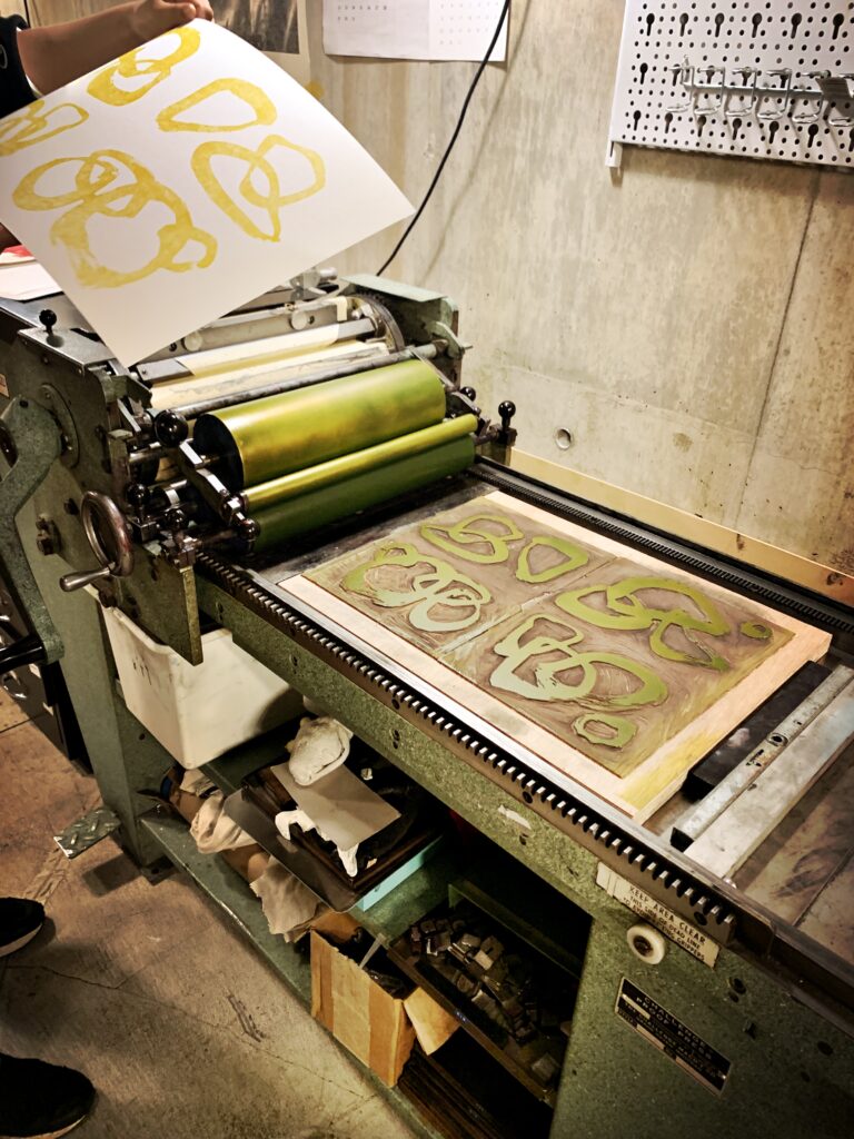 Andruckpresse mit Linoldrucken