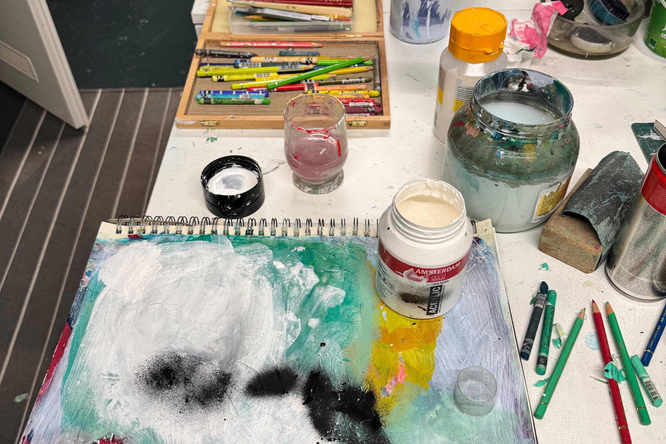 Arbeitstisch mit Farben